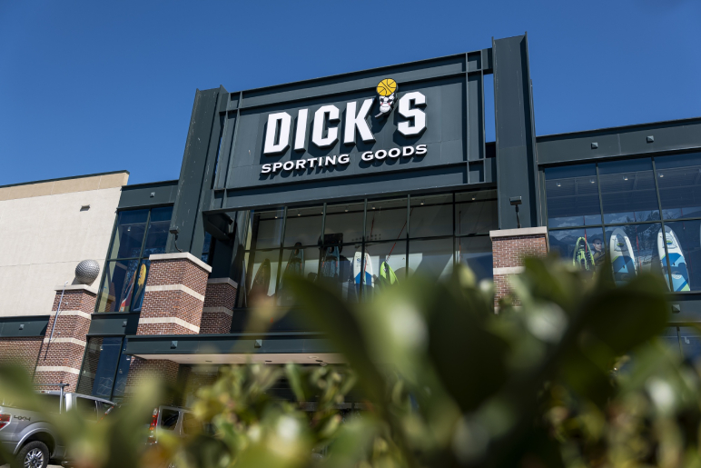 what time does dick's sporting goods close
